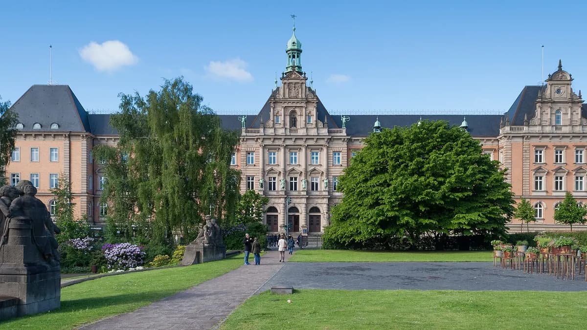 Court buildings at Sievekingplatz in Hamburg
