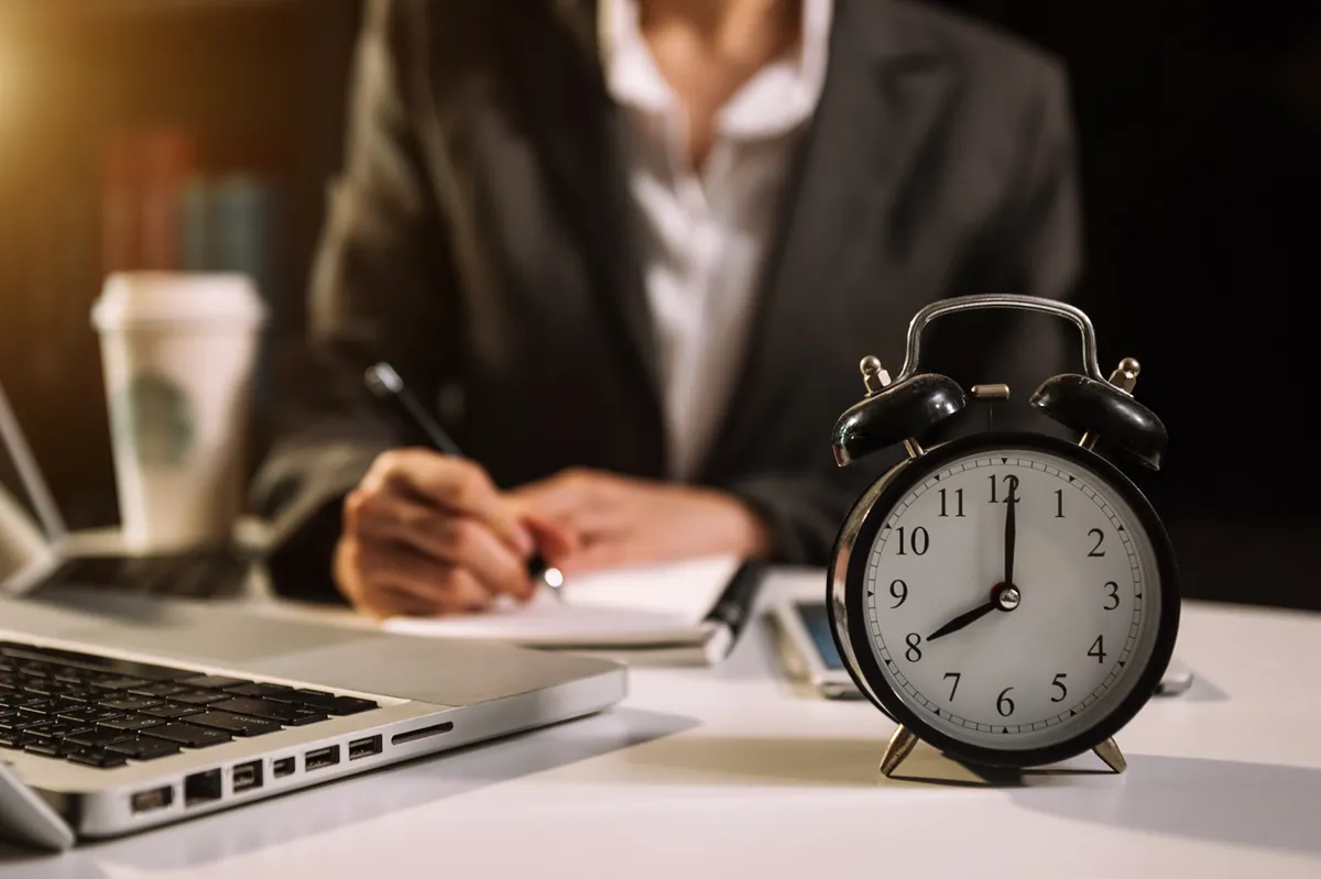 Project manager che mappa le scadenze di traduzione tra le combinazioni linguistiche su un calendario di progetto