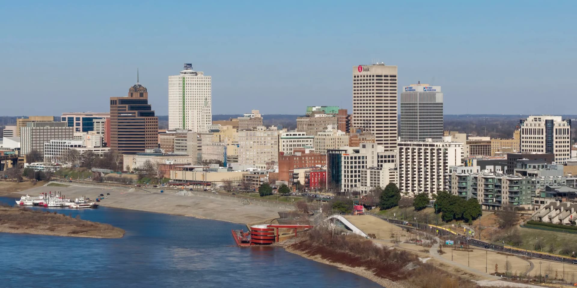 Memphis, Tennessee skyline along the Mississippi River