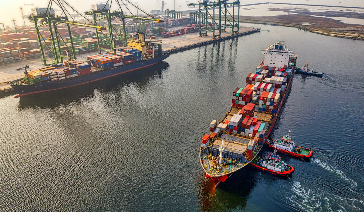 Navi portacontainer al porto durante le operazioni di carico