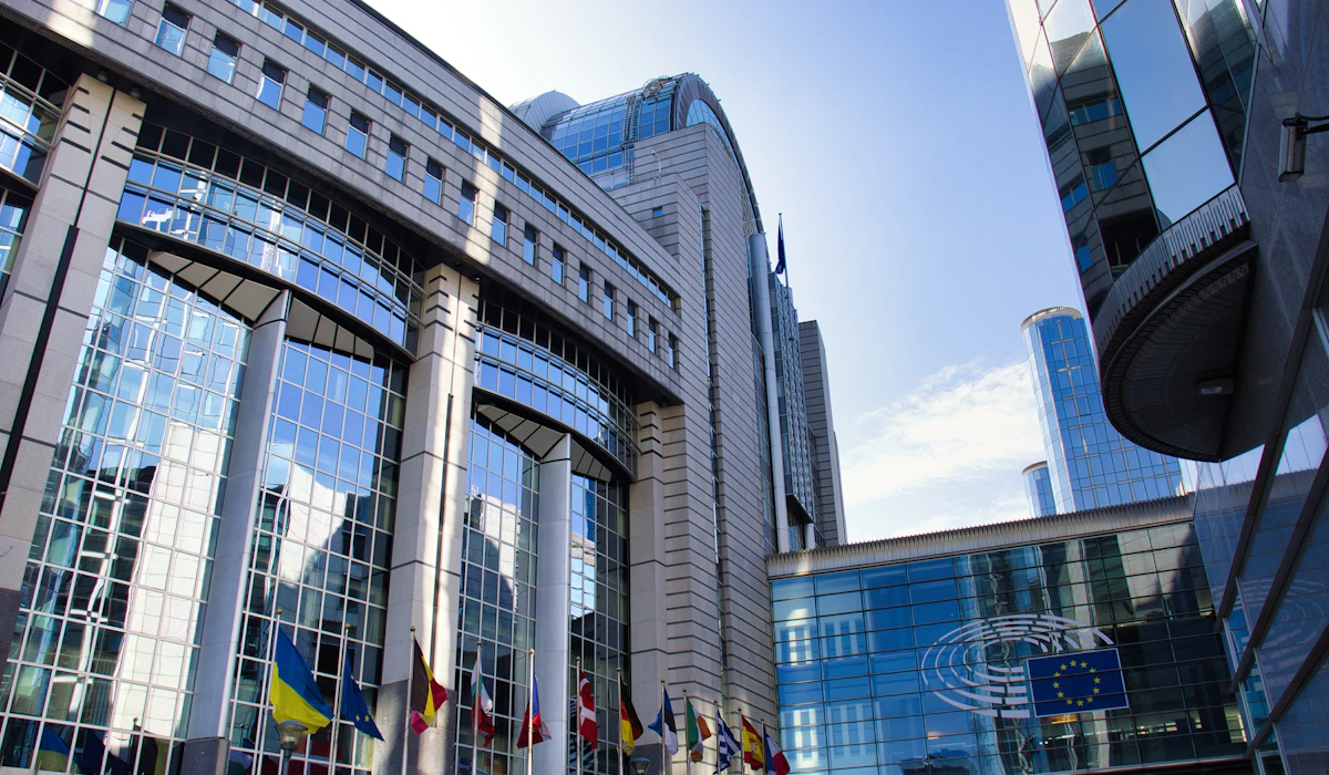 La facciata del Parlamento europeo con le bandiere degli stati membri