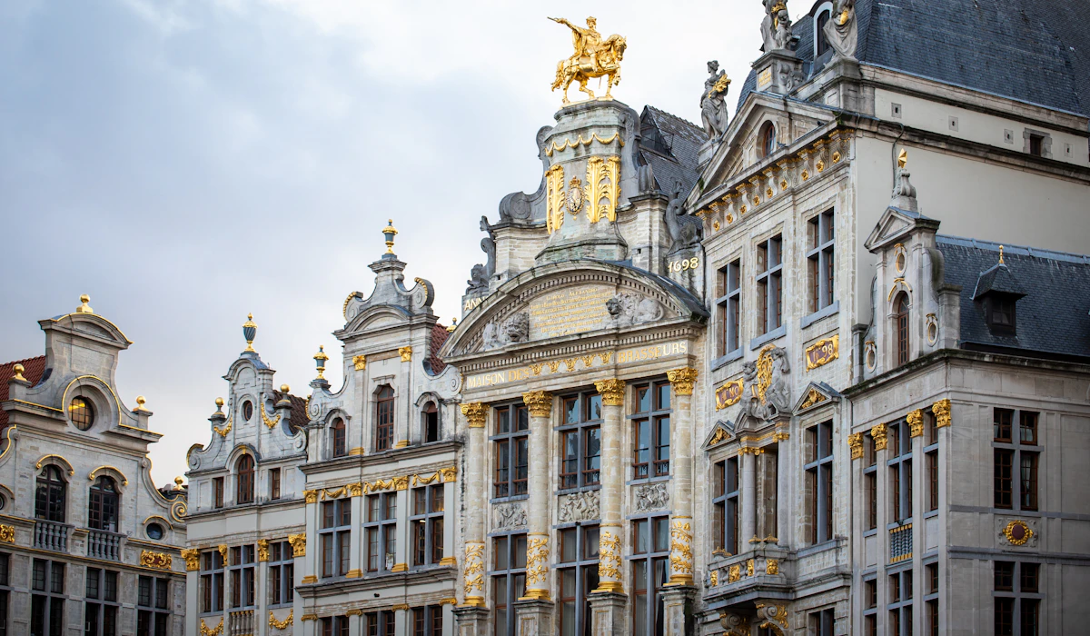 Der Grand Place in Brüssel mit vergoldeten Fassaden und Reiterstatue