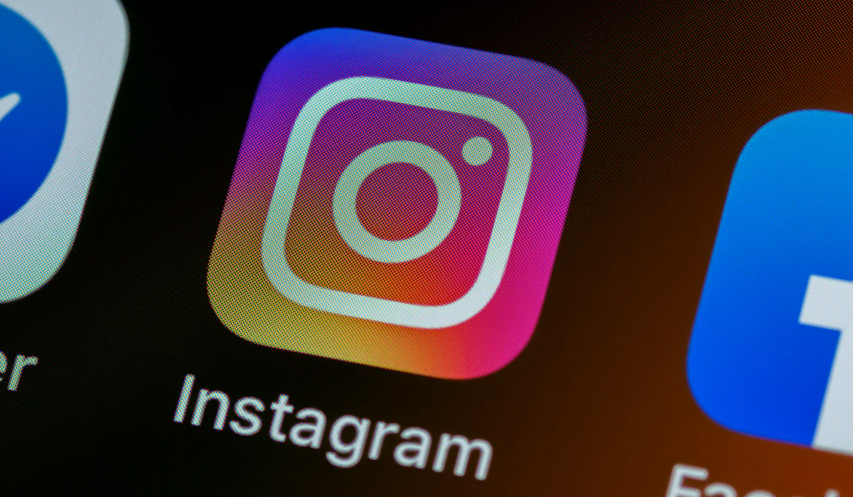 Das Instagram-App-Symbol auf einem Smartphone-Bildschirm neben anderen App-Symbolen