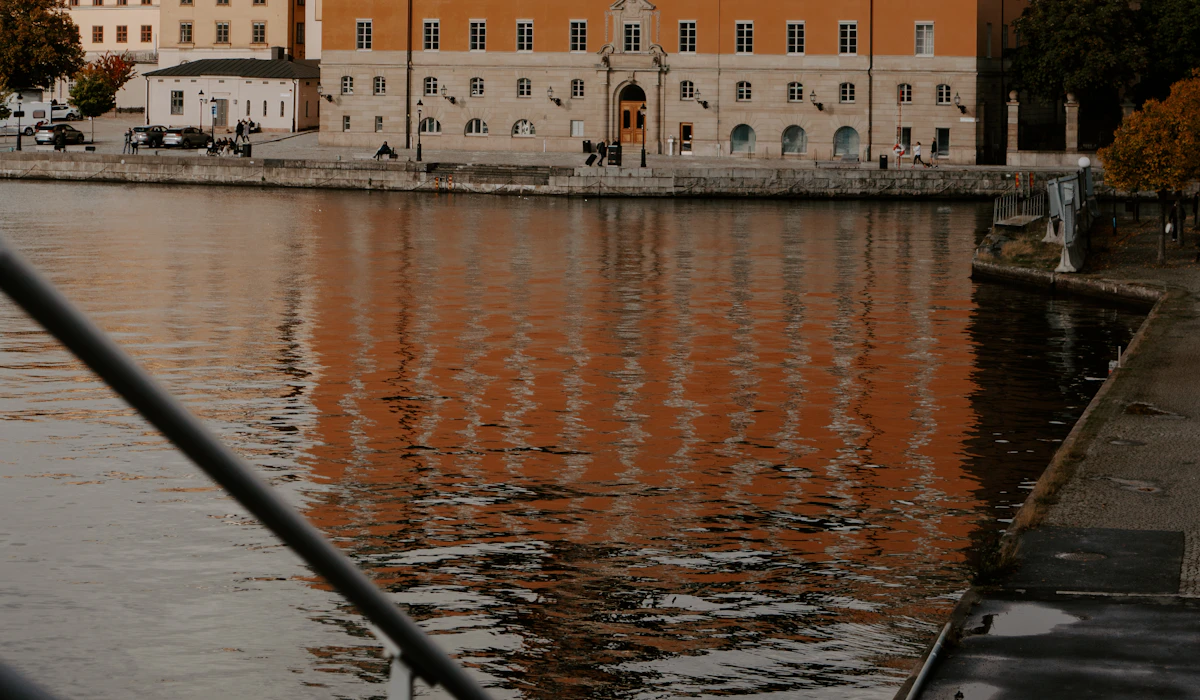 Edifici sul lungomare di Stoccolma riflessi nell'acqua
